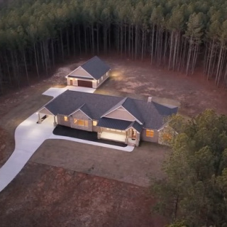 One-of-a-Kind Custom Estate!🌲

Brand new, 1-level home in gated Jasper Highlands! Set upon 4+ acres with meticulous design, gourmet kitchen, and long-range VIEWS. 

🌤 220 High Point Ln, Jasper, tN
See more at ToddHenon.com