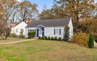 Charming, Cozy, & Convenient! 🏡
Gather around the fireplace in this 1-level home, only 5 minutes from downtown Chattanooga. With a fenced yard, garage, and quaint neighborhood setting.
🌲 132 Lynda Dr, Chattanooga, TN
Learn more at ToddHenon.com